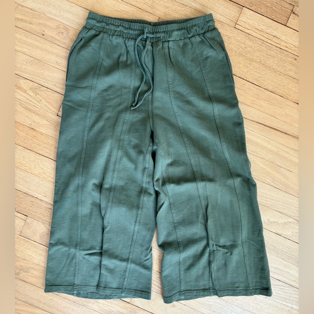Wide leg cropped sweats | size Small